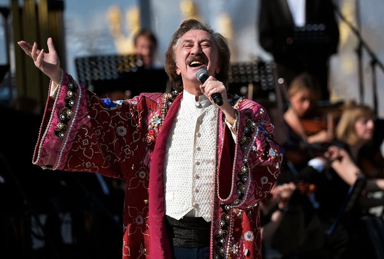 Фаррух Закиров на сцене